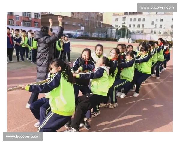 一场拔河比赛中凝聚团结拼搏精神的难忘校园瞬间与友谊成长记忆 一场拔河比赛中凝聚团结拼搏精神的难忘校园瞬间与友谊成长记忆